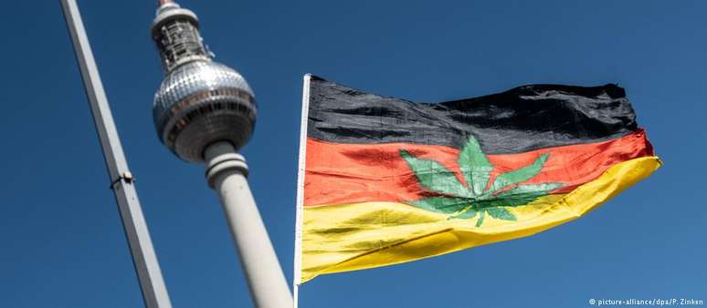 Folha de erva superposta à bandeira da Alemanha, na 22ª Parada da Cânabis