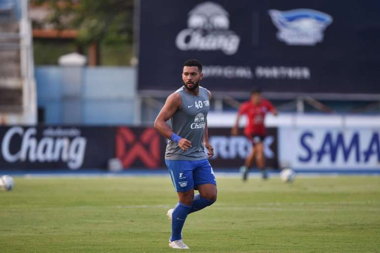 Brasileiro vive boa fase no futebol tailandês (Foto: Divulgação / Chonburi)