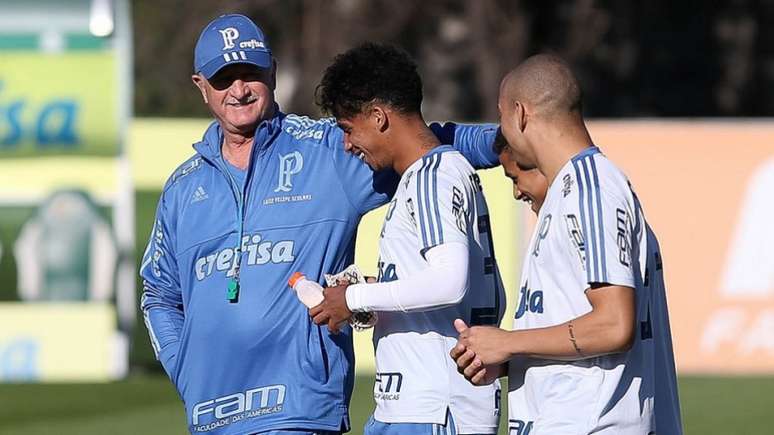 Felipão fala com os jovens Vitinho, Yan e Gabriel Furtado no treino deste sábado (Foto: Cesar Greco/Ag. Palmeiras)