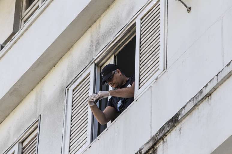 Policial faz perícia na janela do quarto do Hospital Santa Martha, em Santa Rosa, Niterói, Região Metropolitana do Rio, onde a paciente Leda Maria Castro dos Reis, de 61 anos, foi atingida por uma bala perdida, por volta das 3h, neste sábado (11)