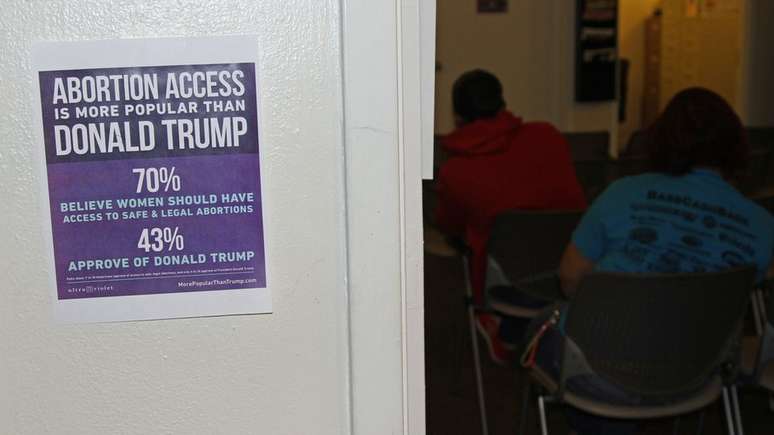 Sala de espera na Hope tem cartaz que diz que "o acesso ao aborto é mais popular do que Donald Trump"