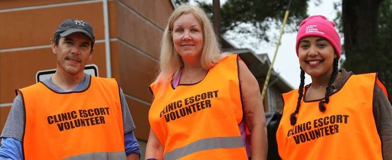 "Não entendo por que eles (ativistas antiaborto) acham que vão conseguir o que querem gritando com mulheres já angustiadas", diz voluntário da clínica Hope