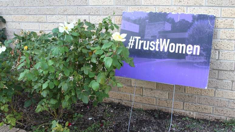 Campanha pró-direitos reprodutivos na frente da clínica; tema gera cada vez mais polarização