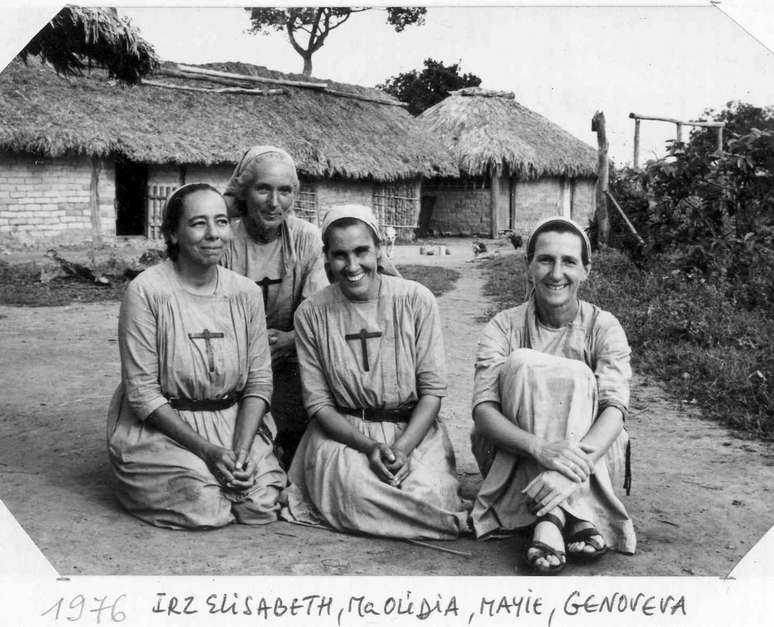 As irm&atilde;s em 1976, antes de abandonarem as roupas tradicionais de freiras
