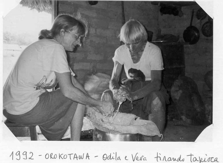 Freiras em aldeia Tapirap&eacute; produzem tapioca a partir da mandioca, em 1992