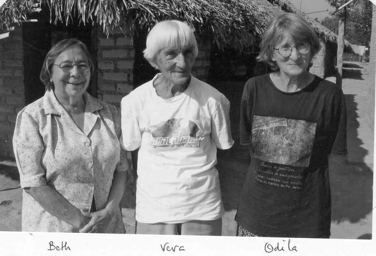 Irm&atilde;s Beth, Vera e Odila aprenderam a l&iacute;ngua Apy&atilde;wa e deixaram de usar o h&aacute;bito