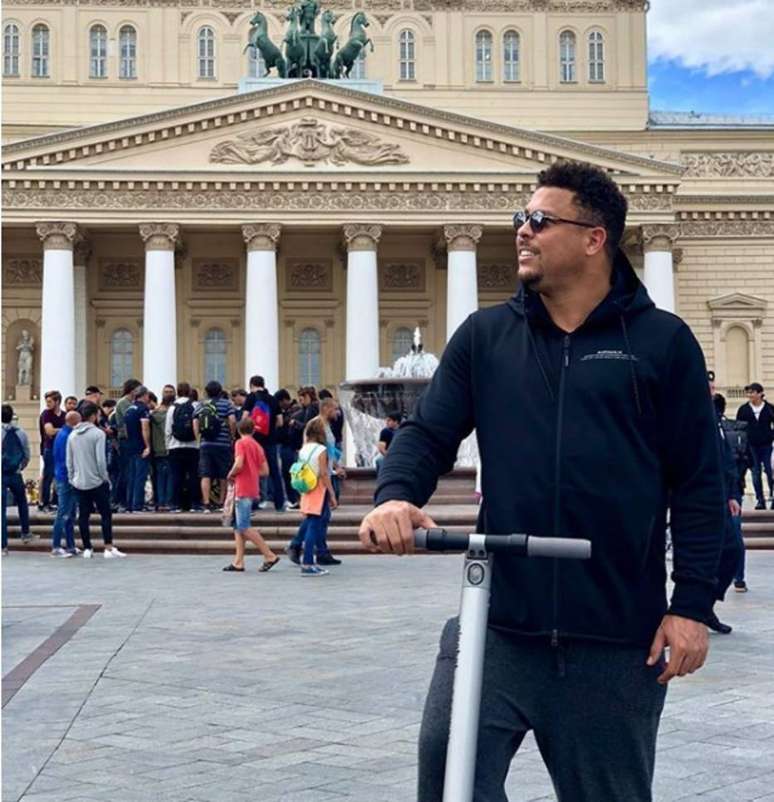 Ronaldo posa em frente ao Teatro Bolshoi com seu patinete