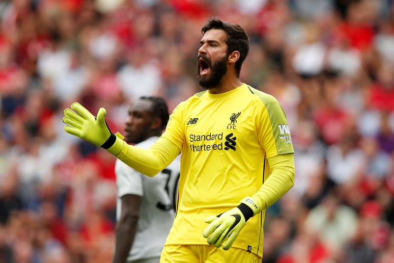 Alisson conversa com o time no jogo contra o West Ham