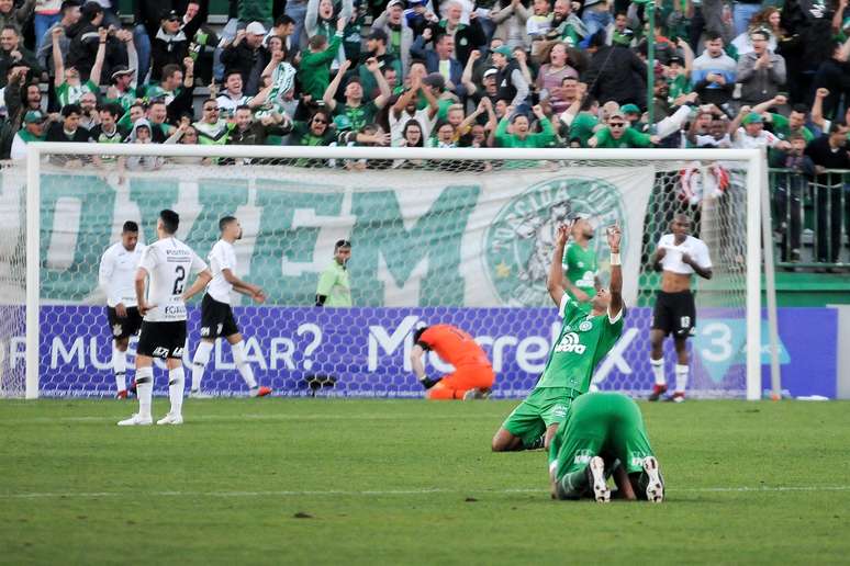 Jogadores da Chapecoense comemoram o segundo gol do time catarinense, tento que tirou o time catarinense do Z4