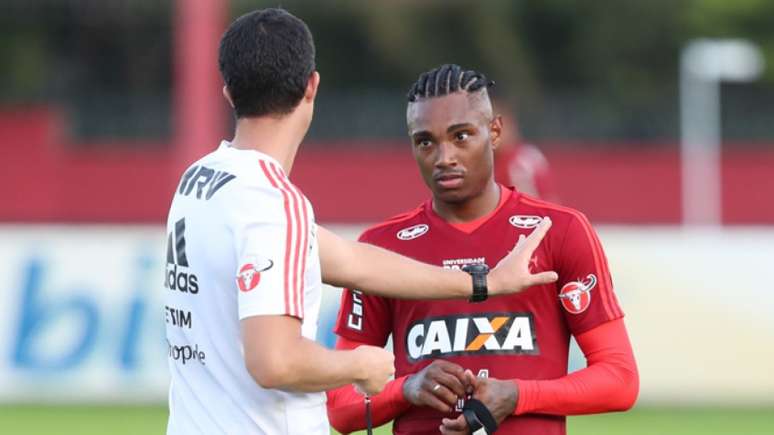 Maurício Barbieri orienta Vitinho durante treino no Ninho do Urubu (Foto: Gilvan de Souza/Flamengo)