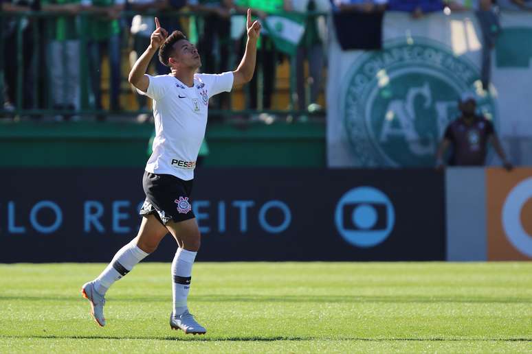 Marquinhos Gabriel abriu o placar na Arena Condá com um gol de cabeça