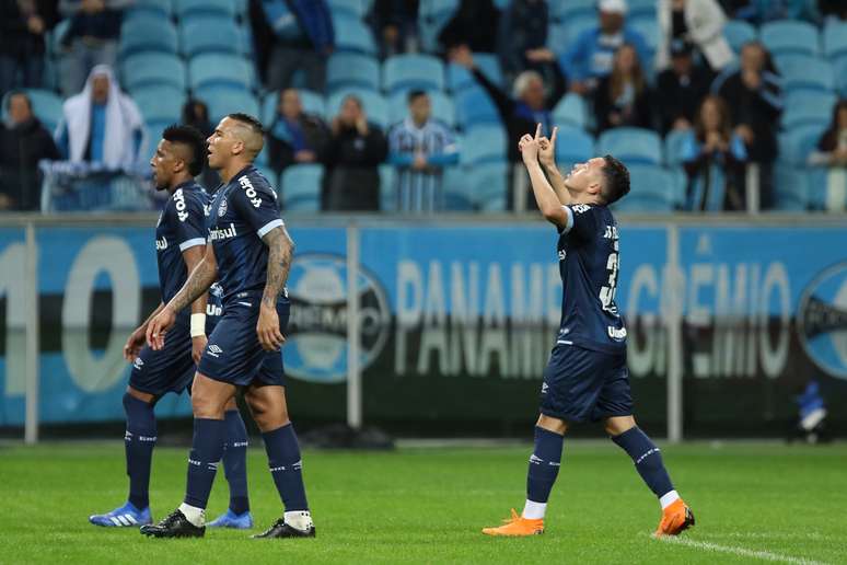 Pepê, do Grêmio, comemora o seu gol durante partida contra o Vitória