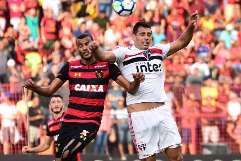 Começo de jogo na Ilha do Retiro foi de muito estudo de ambos os times, o jogo ficou muito preso no meio de campo