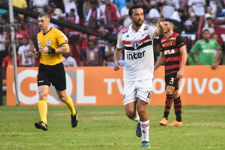 Nenê comemora o seu gol, o segundo do São Paulo contra o Sport na Ilha do Retiro