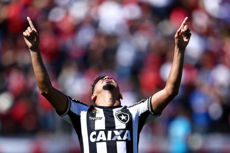Lindoso comemora o seu gol pelo Botafogo, no empate em 1 a 1 contra o Paraná