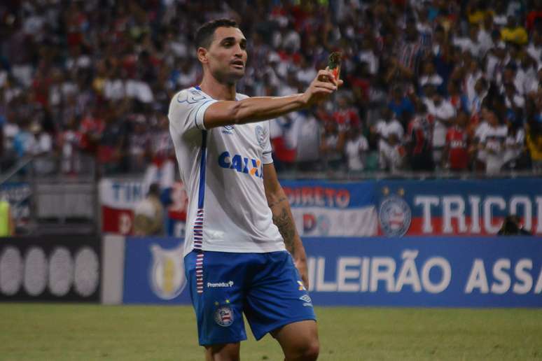 Gilberto comemora o gol que fez o Bahia vencer o América-MG por 1 a 0 na Fonte Nova 
