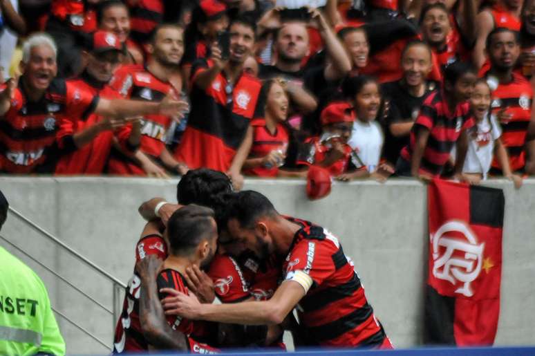 Com a vitória por 1 a 0, o Flamengo não deixa o São Paulo se distanciar e continua a apenas um ponto do líder do Brasileirão