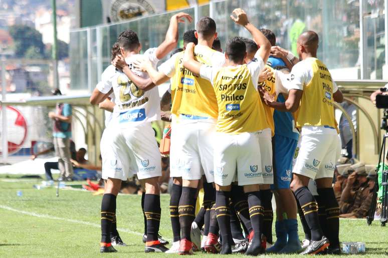 Jogadores do Santos abraçam Gabigol, após o gol de empate que o atacante fez ainda no primeiro tempo de partida
