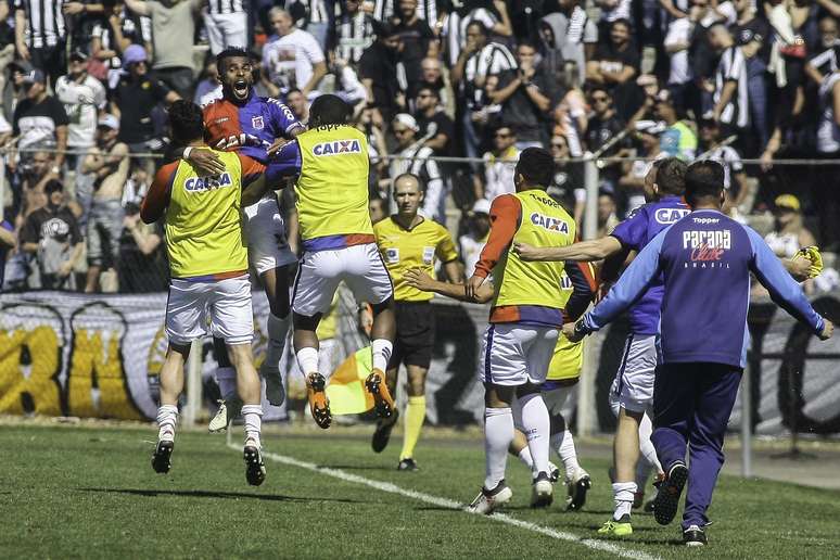 Alex Santana comemora o seu gol pelo Paraná contra o Botafogo no finalzinho do jogo 