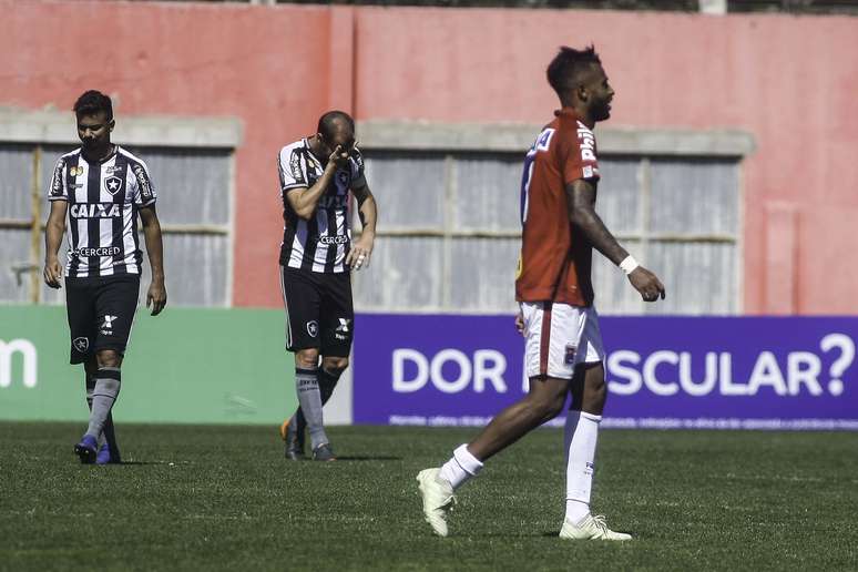 Jogo entre Paraná e Botafogo terminou empatado em 1 a 1; placar não ajudou nenhum dos dois times