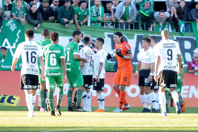 Confusão depois de lance em que Cássio colocou a mão na bola fora da área; jogadores da Chapecoense queriam expulsão do goleiro do Corinthians 
