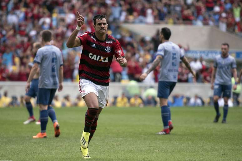 Henrique Dourado, o "Ceifador", fez o gol do Flamengo contra o Cruzeiro; vitória do time rubro-negro por 1 a 0