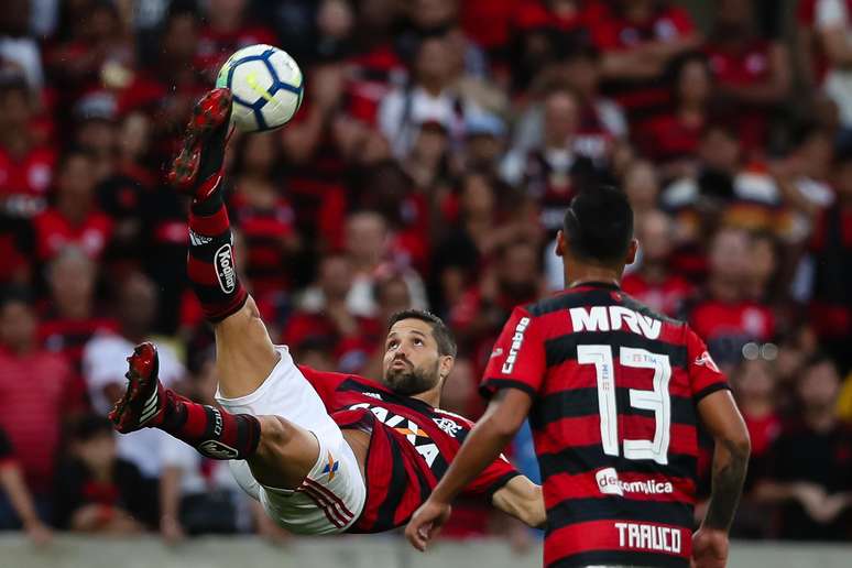 Quando sofria o abafa do Cruzeiro no final do jogo, Diego tirou a bola da área do Flamengo dando uma bicicleta
