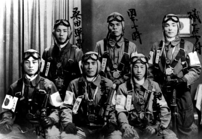 O atual sistema de trabalho japonês começou com o fim da 2.ª Guerra Mundial, quando soldados derrotados trocaram uniformes por ternos