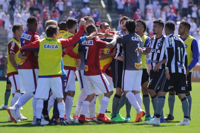Confusão generalizada entre jogadores do Paraná Clube e do Botafogo durante partida válida pela 18ª rodada do Campeonato Brasileiro 2018