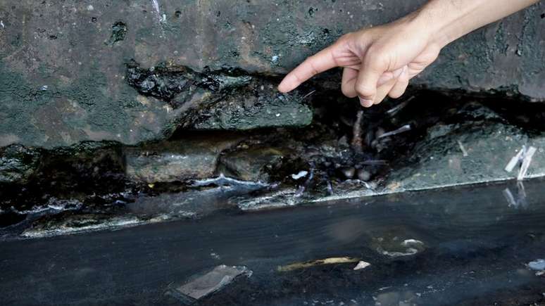 Rachadura na funda&ccedil;&atilde;o de um mercado de peixe que tem sofrido com o afundamento do solo