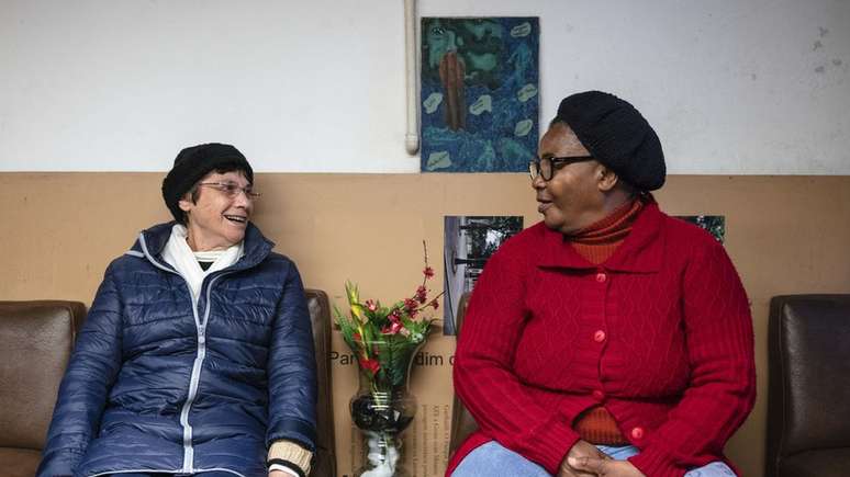 A freira Regina Célia Coradin (à esq.) e Cleone dos Santos (à dir.) comandam a ONG Mulheres da Luz