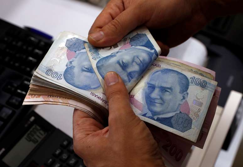 Funcion&aacute;rio conta notas de lira turca em ag&ecirc;ncia de c&acirc;mbio em Istambul, na Turquia 02/08/2018 REUTERS/Murad Sezer 