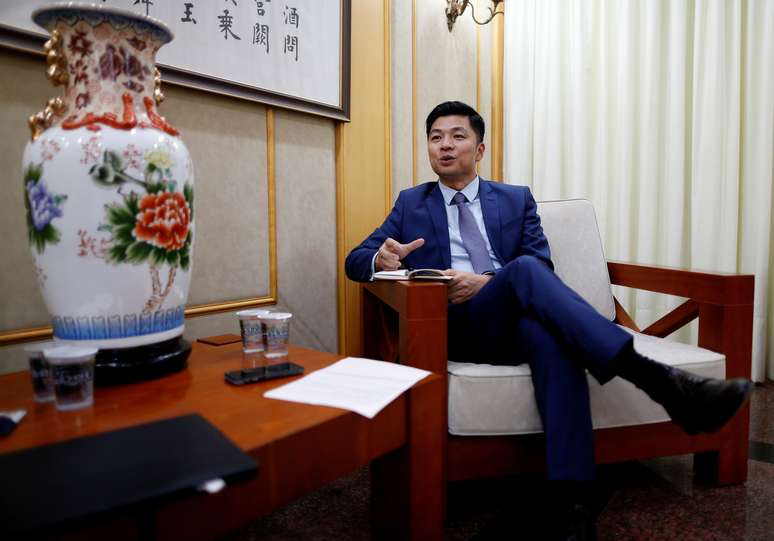Qu Yuhui, ministro-conselheiro da embaixada chinesa em Brasília, durante entrevista com a Reuters  10/08/2018 REUTERS/Adriano Machado 