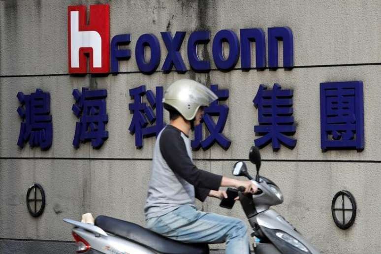 Homem passa por logo da Foxconn, em Taipé, Taiwan 30/03/2018 REUTERS/Tyrone Siu 