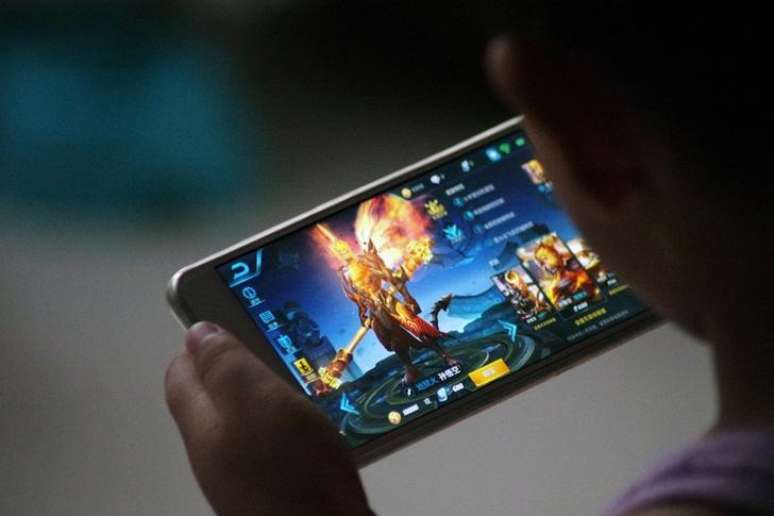 Criança joga videogame da Tencent em Dezhou, China
02/07/2017 REUTERS/Stringer