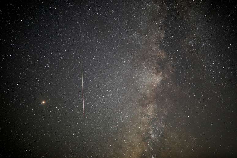 Meteoro cruza o céu no iníci oda manhã durante a chuva de meteoros anual Perseid, perto de Mitzpe Ramon,
em Israel
13/08/2018
REUTERS/Amir Cohen