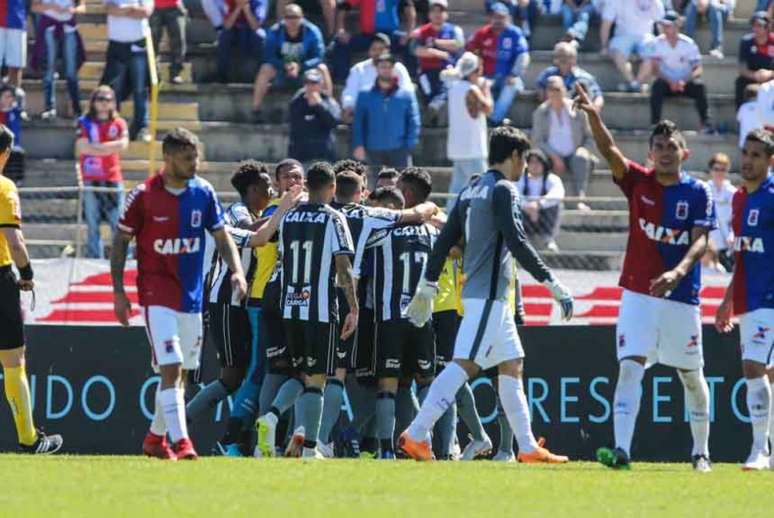 Botafogo tenta se encontrar, especialmente após a Copa do Mundo (Foto: Geraldo Bubniak/AGB/Lancepress!)