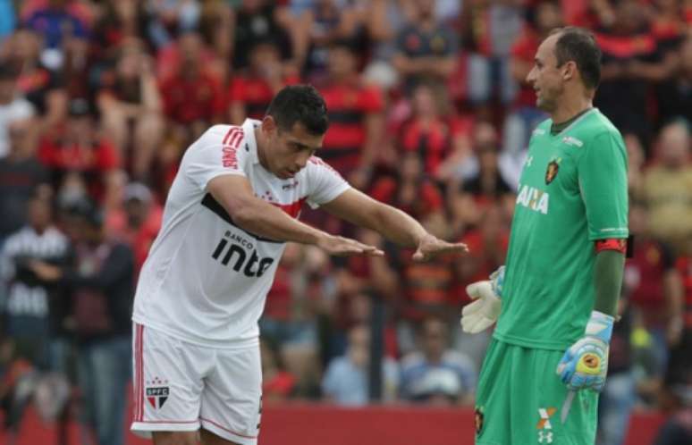 Diego Souza teve grande atuação na vitória do São Paulo, que segue na liderança do Brasileiro