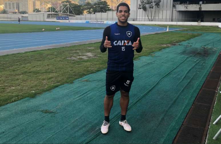 Yuri posa para foto após dar a vitória em jogo-treino, nesta segunda-feira (Foto: Reprodução / Twitter BFR)