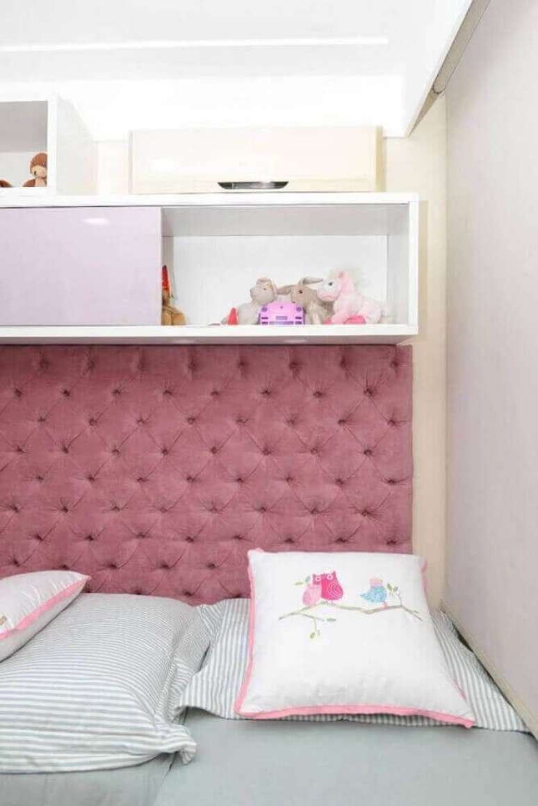 11. Modelo de cabeceira capitonê solteiro para decoração de quarto feminino em tons de branco e rosa – Foto: Home Decoo