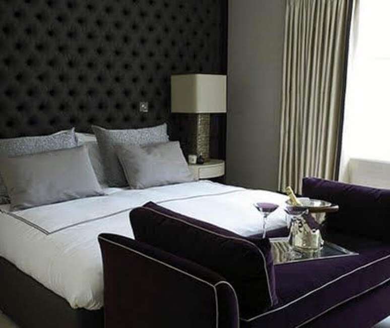 12. Parede toda revestida com cabeceira de cama capiton&ecirc; preta para quarto com decora&ccedil;&atilde;o elegante &ndash; Foto: Pinterest