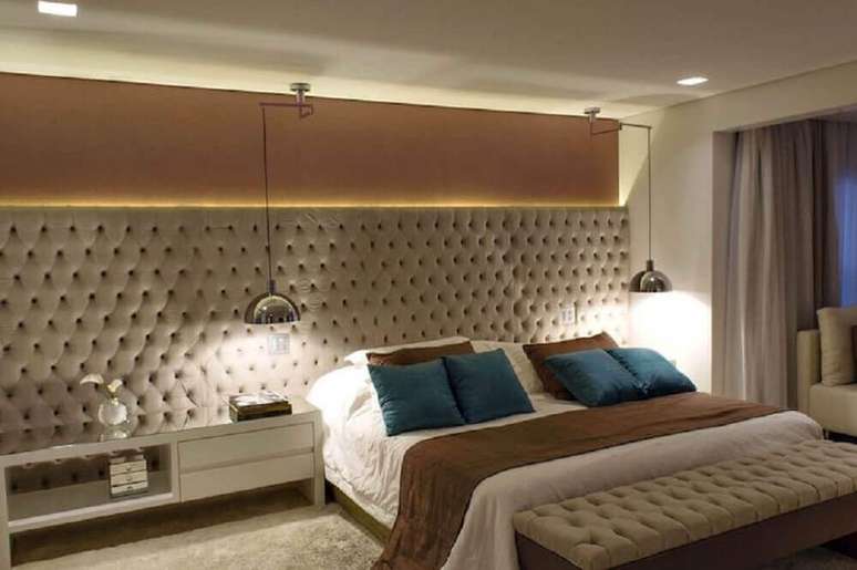 15. Decora&ccedil;&atilde;o em tons de bege para quarto com cabeceira capiton&ecirc; casal com LED embutido &ndash; Foto Rawi Arquitetura