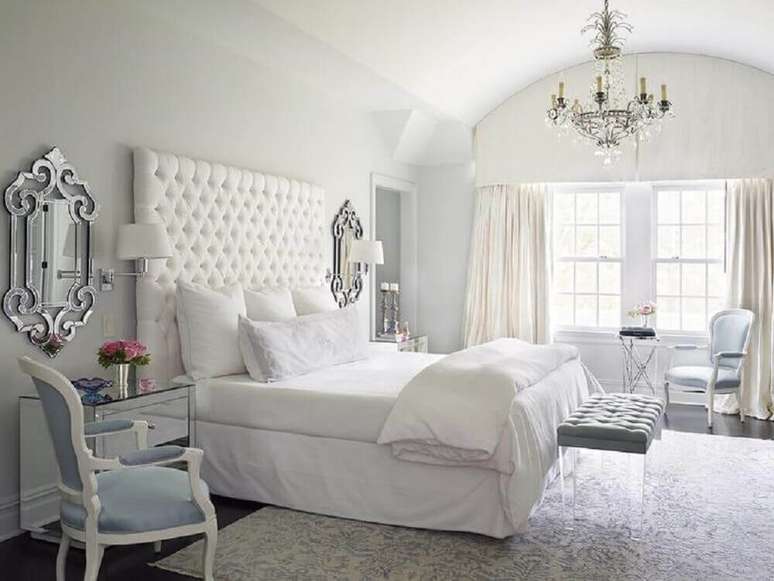 19. Decoração para quarto branco com cabeceira de cama capitonê e recamier de acrílico – Foto: DecorPad