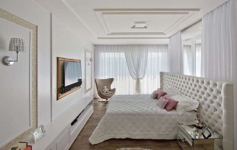 21. Decoração sofisticada para quarto branco com cabeceira queen capitonê – Foto: Espaço do Traço Arquitetura