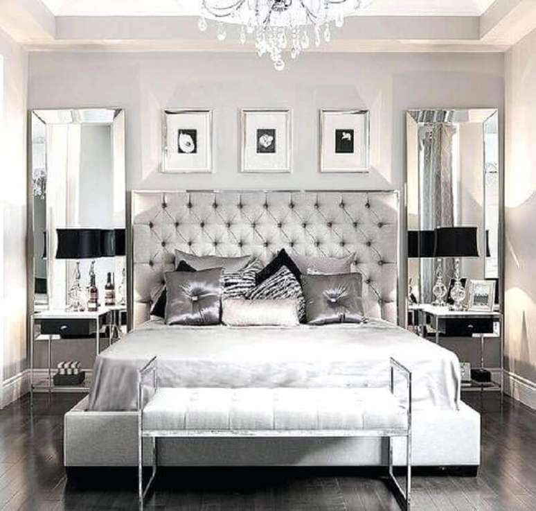 24. Decoração moderna em tons de cinza e prata para quarto de casal com cabeceira queen capitonê – Foto: Radio Akhmoo