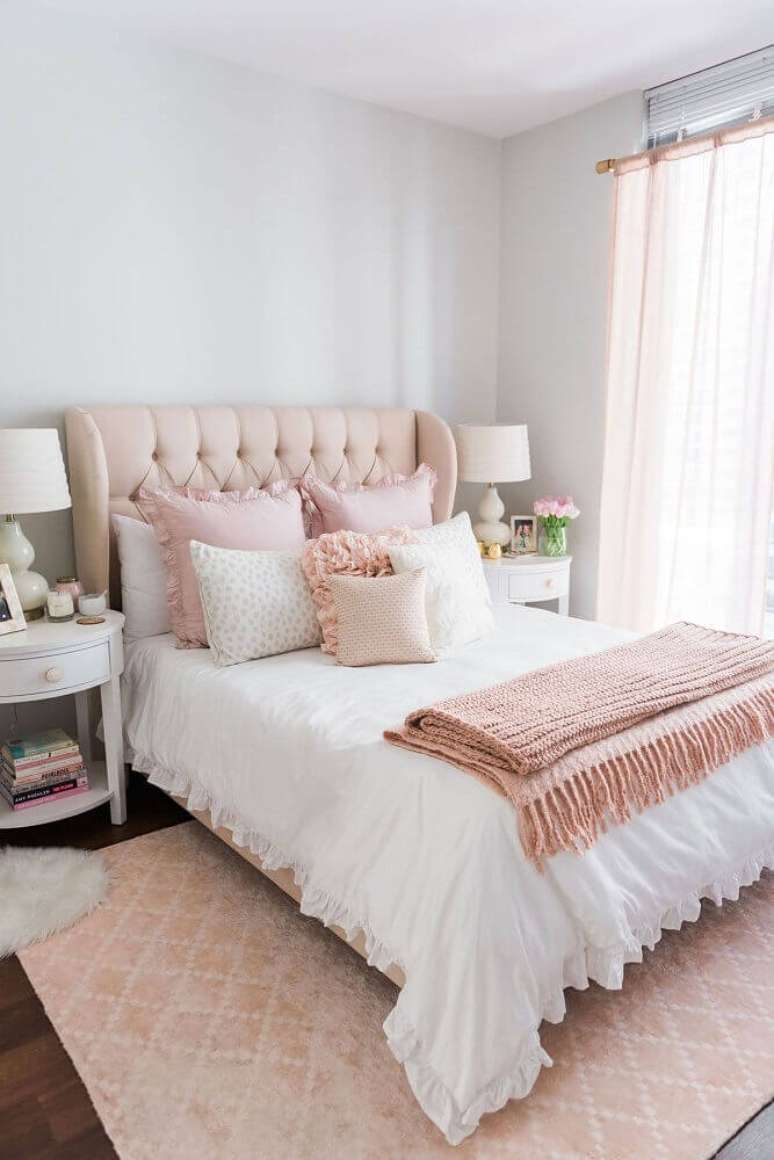 33. Quarto com decoração romântica com cabeceira de cama capitonê rosa – Foto: Nursery Bedding Decor