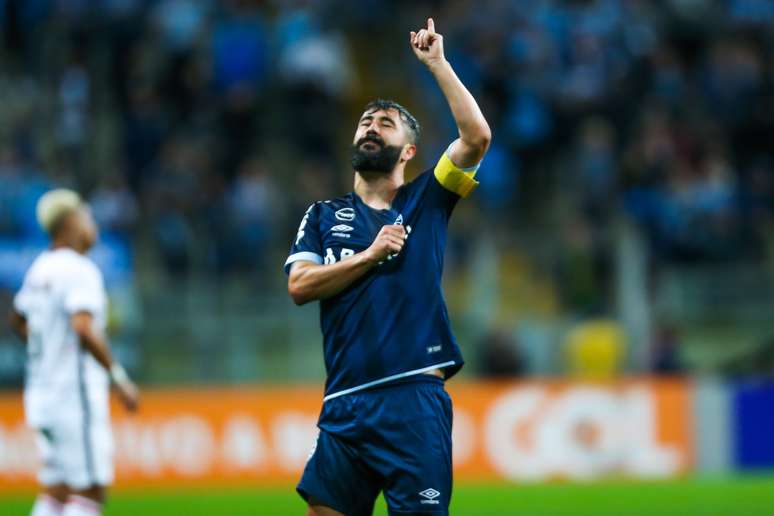 Depois de um ano e meio parado por lesões no joelho esquerdo, Douglas foi o principal nome da goleada do time gaúcho para cima do Vitória, na Arena, por 4 a 0