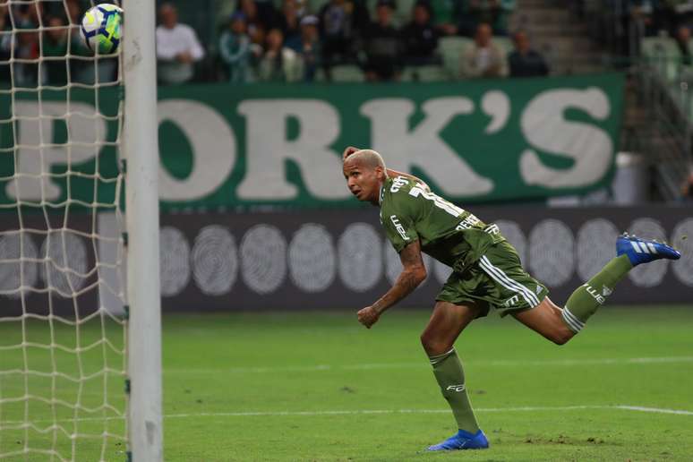 Deyverson aproveitou o rebote da cabeçada de Hyoran, que acertou o travessão, e marcou o único gol do Palmeiras