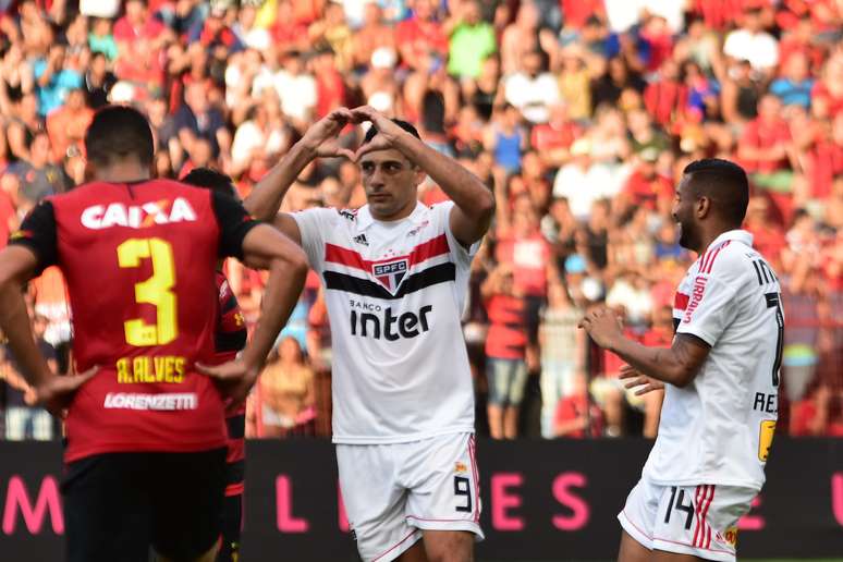 Respeitosamente e sem efusividade, Diego Souza comemora seu gol contra o Sport