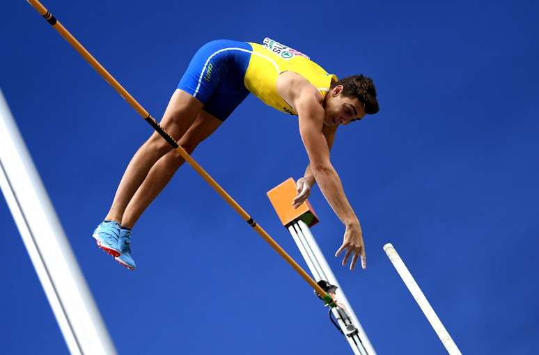 Armand Duplantis quebra recorde e é campeão mundial de salto com vara